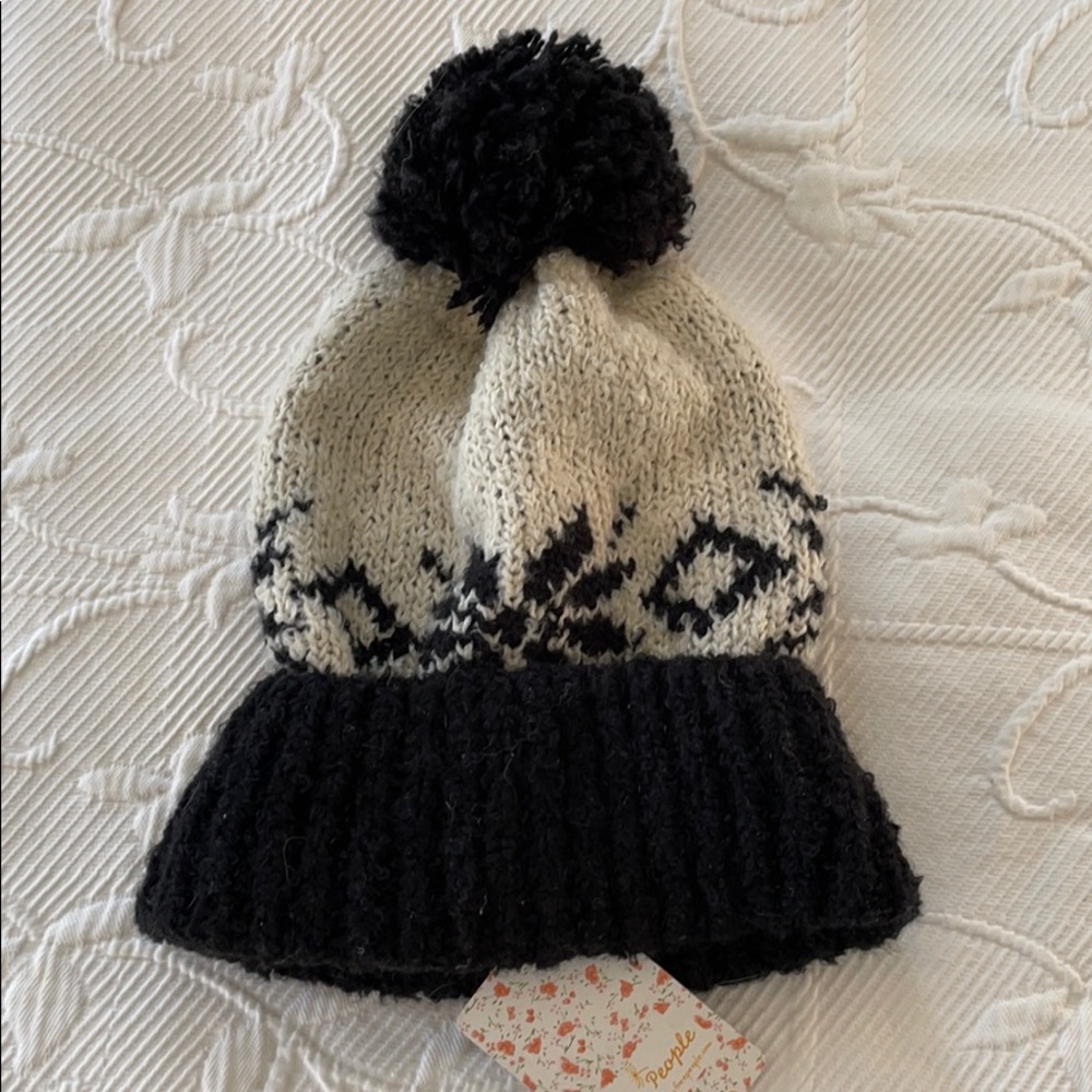 NWT. Free People Pom Pom Beanie.